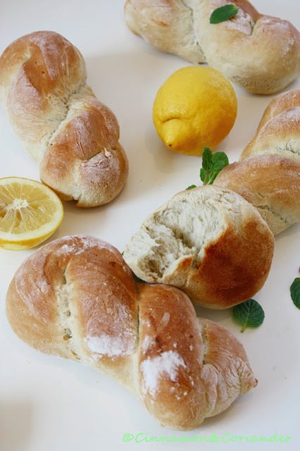 Italienische “Nodini” – zarte Brötchen mit Minze und Zitrone