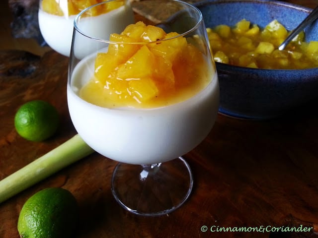 Kokos Limetten Mousse im Glas mit Ingwer Ananas Kompott bedeckt