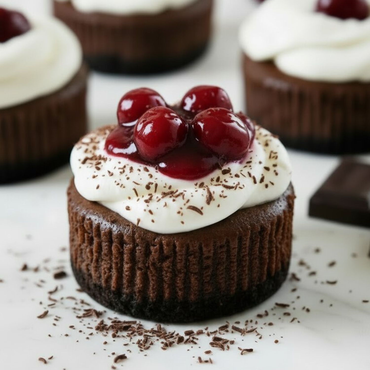 schwarzwälder kirsch mini käsekuchen mit Sahne und Kirschen Dekoriert