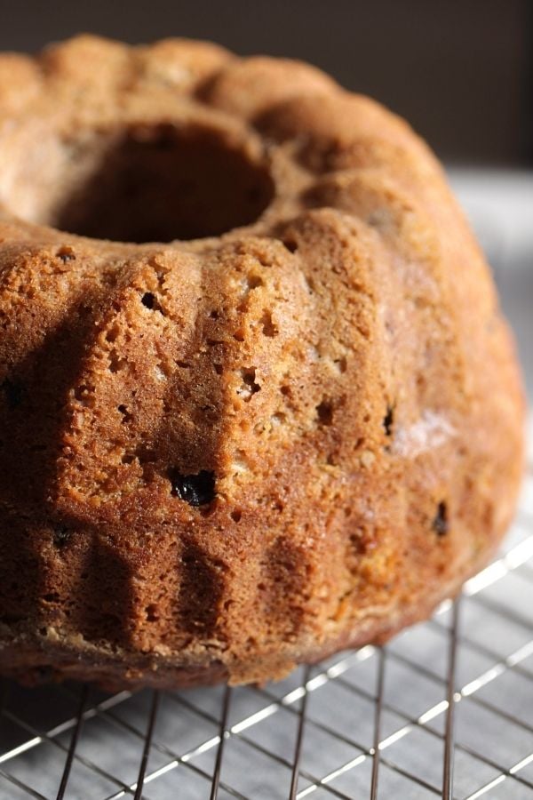 frisch gebackener Nusskuchen aus der Gugelhupf Form kühlt auf einem Gitter