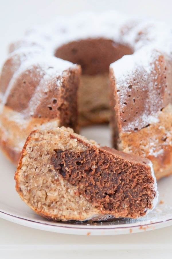 Omas saftiger Nusskuchen aus der Gugelhupf Form angeschnitten auf einer Kuchenplatte