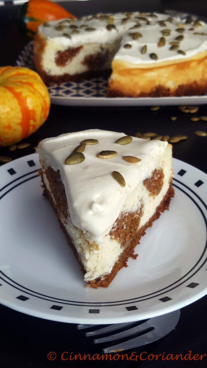ein Stück marmorierter Kürbiskuchen Käsekuchen bzw Pumpkin Cake Cheesecake im Anschnitt
