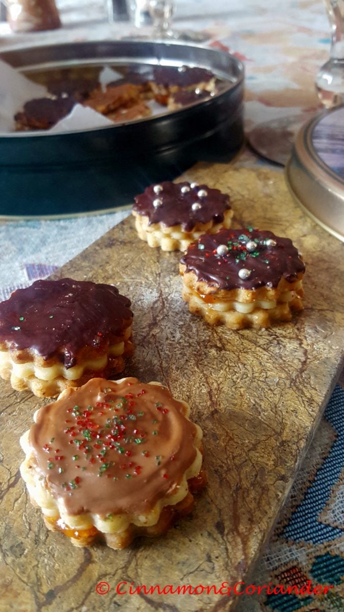 walnuss marzipan plätzchen mit marmelade und vollmilch kuvertüre