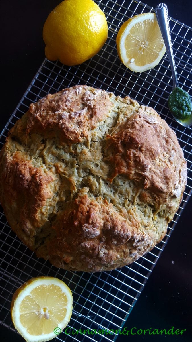 saftiges Kartoffelbrot ohne Hefe mit Koriander auf einem Kuchengitter