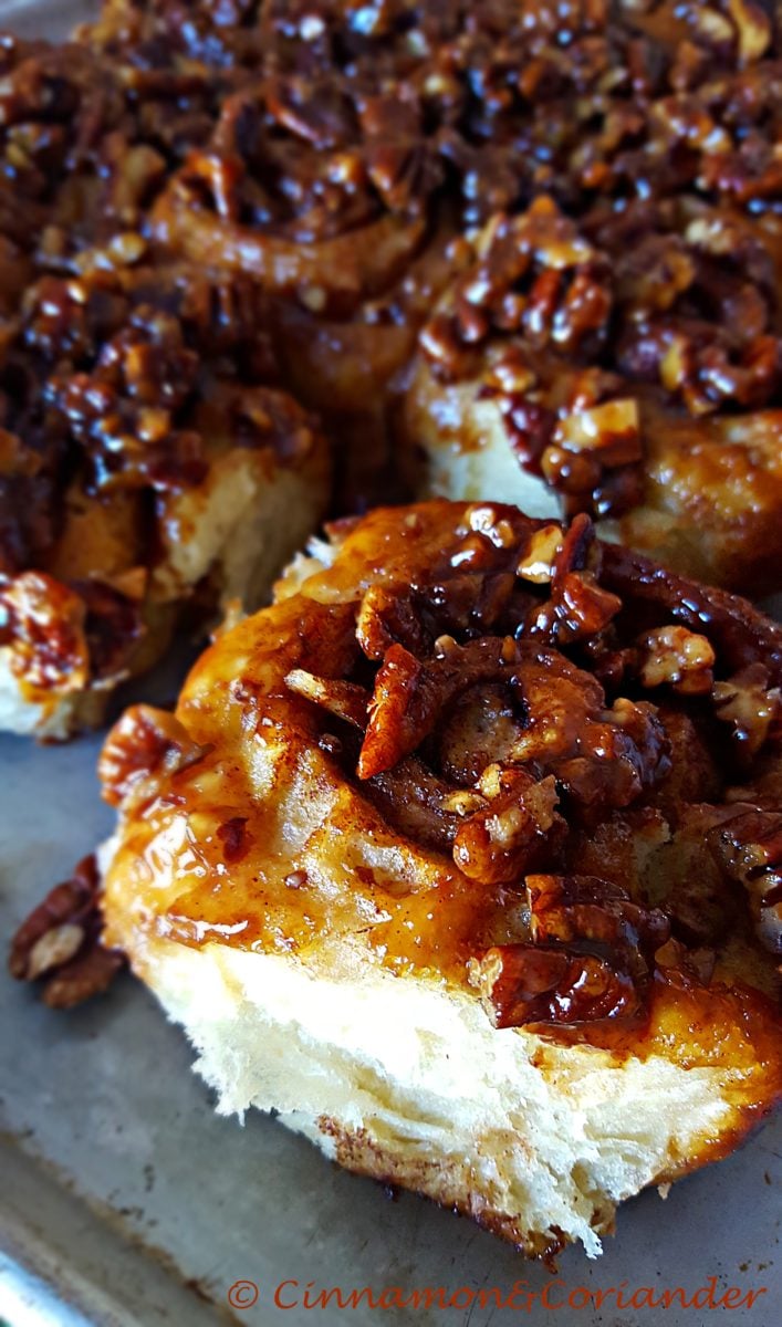 Best Caramel Sticky Buns { Die weltbesten Karamell-Hefeschnecken}