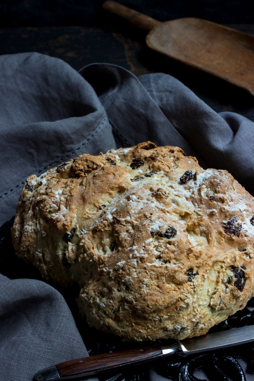 irisches Kartoffelbrot in ein Tuch gewickelt