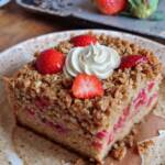 Ein Stück Apfel Erdbeer Granola Frühstückskuchen mit Sahne