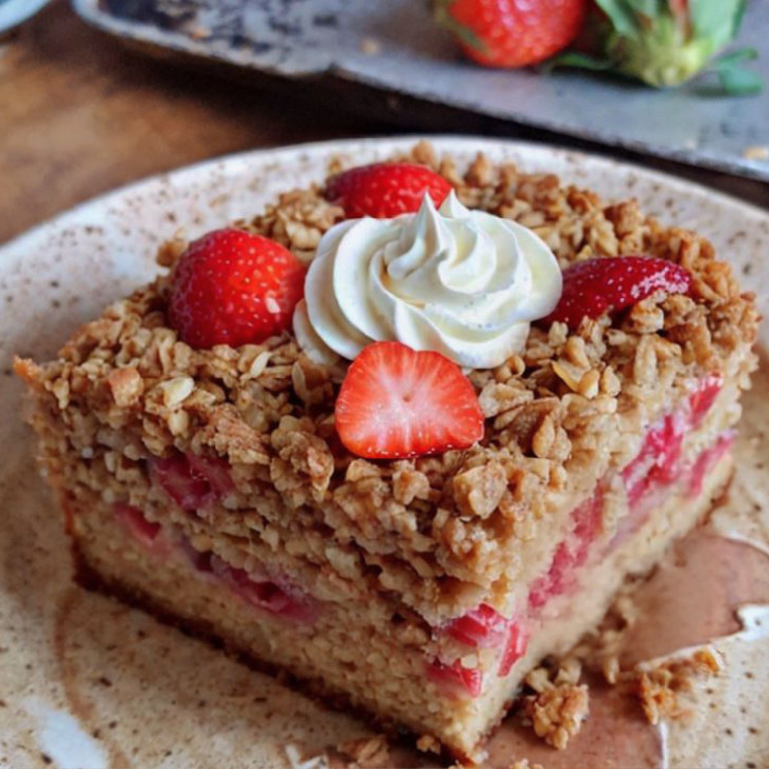Ein Stück Apfel Erdbeer Granola Frühstückskuchen mit Sahne