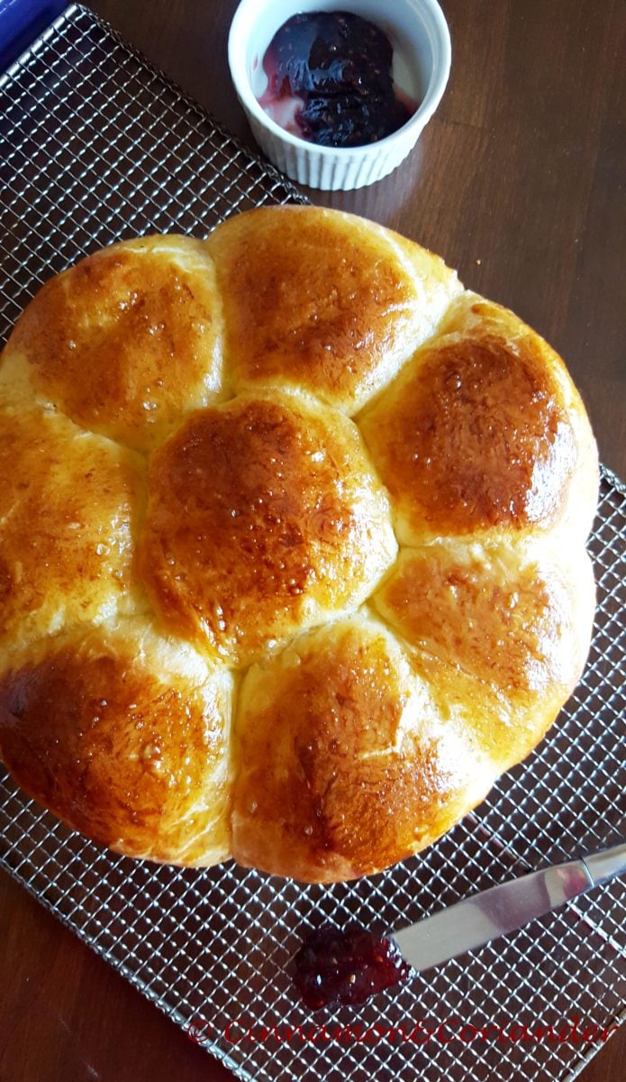 Fluffiges Brioche nach Thomas Keller frisch aus dem Ofen auf einem Kuchengitter