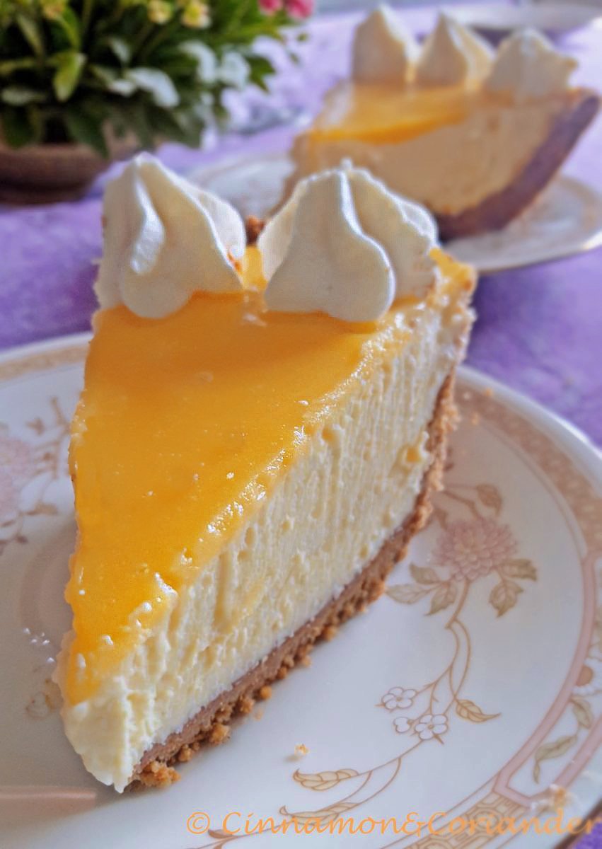 ein Stück Mousse Torte mit Kekskrümelboden und Lemon Curd