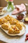rhabarber scones auf einer marmorplatte serviert mit blumen im hintergrund