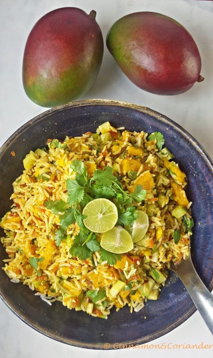 Indischer Reissalat mit Mango und Limettendressing in einer blauen Salatschale