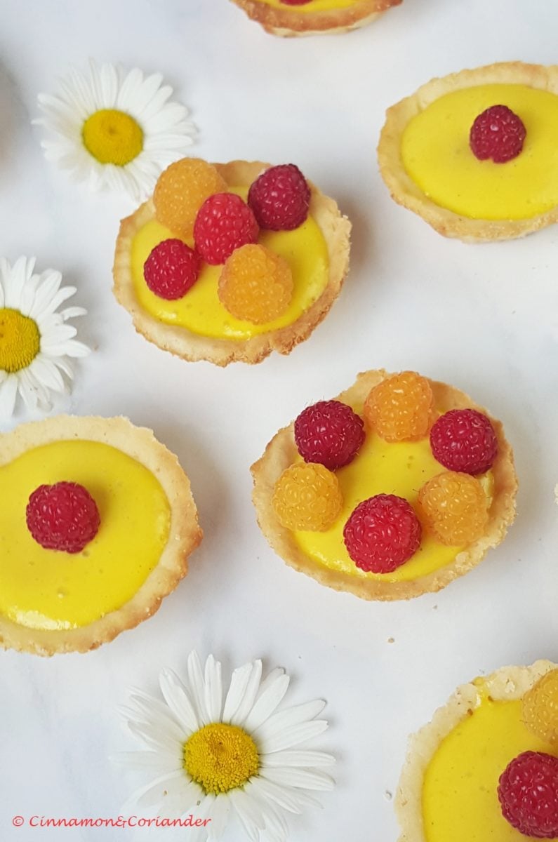 Mango Vanille Curd Tarte mit frischen Himbeeren