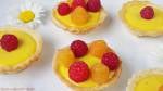 Mango Vanille Curd Tartelettes mit frischen Himbeeren