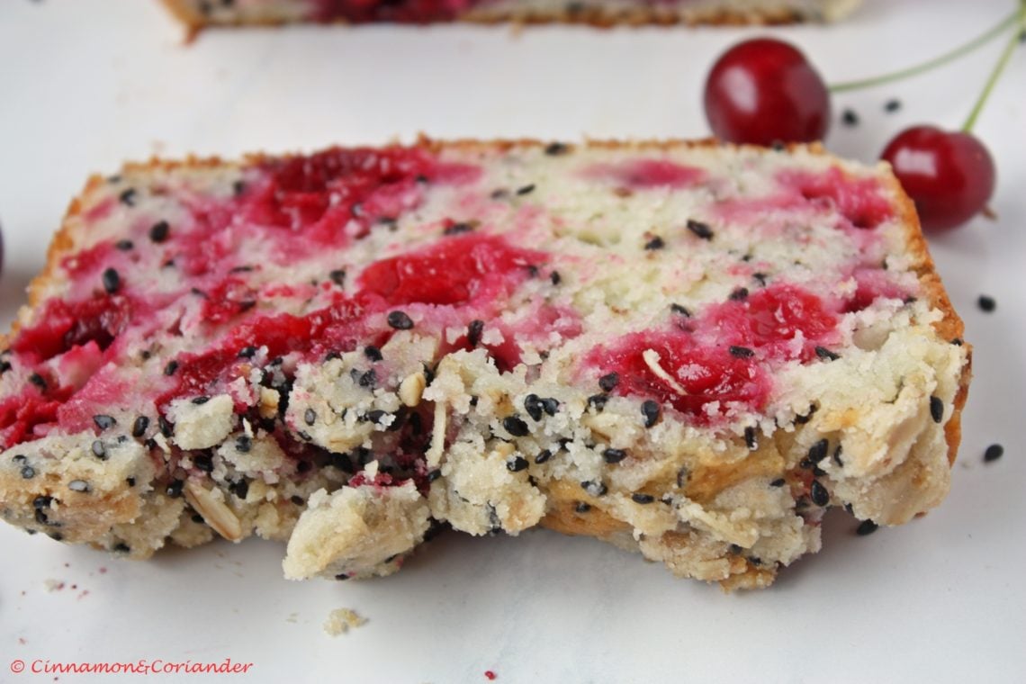 ein Stück saftiger Kirschkuchen mit frischen Kirschen und Streuseln. 