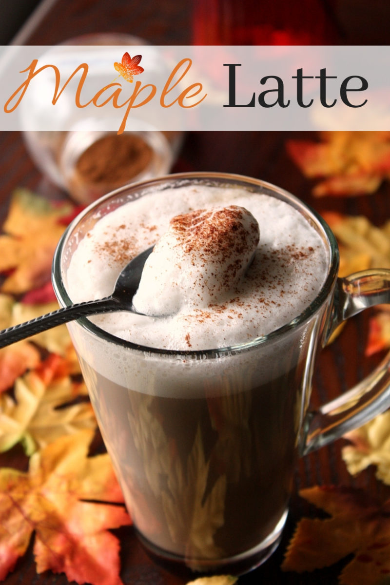Maple Latte - ein herbstliches Heißgetränk aus Kanada mit Ahornsirup, Zimt und Vanille. Selbstgemacht so viel besser als vom Coffee Shop #kaffee, #heißgetränke, #kanadischerezepte, #starbuckscopycat 
