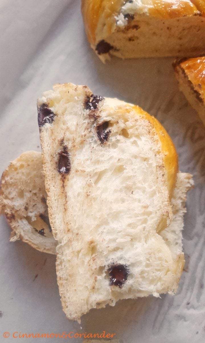 Flaumiges Kokosbrioche mit Kokosmilch und dunklen Schokoladen Chips