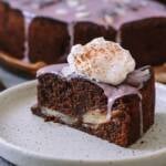 ein Stück Rotweinkuchen mit Birnen serviert mit Sahne