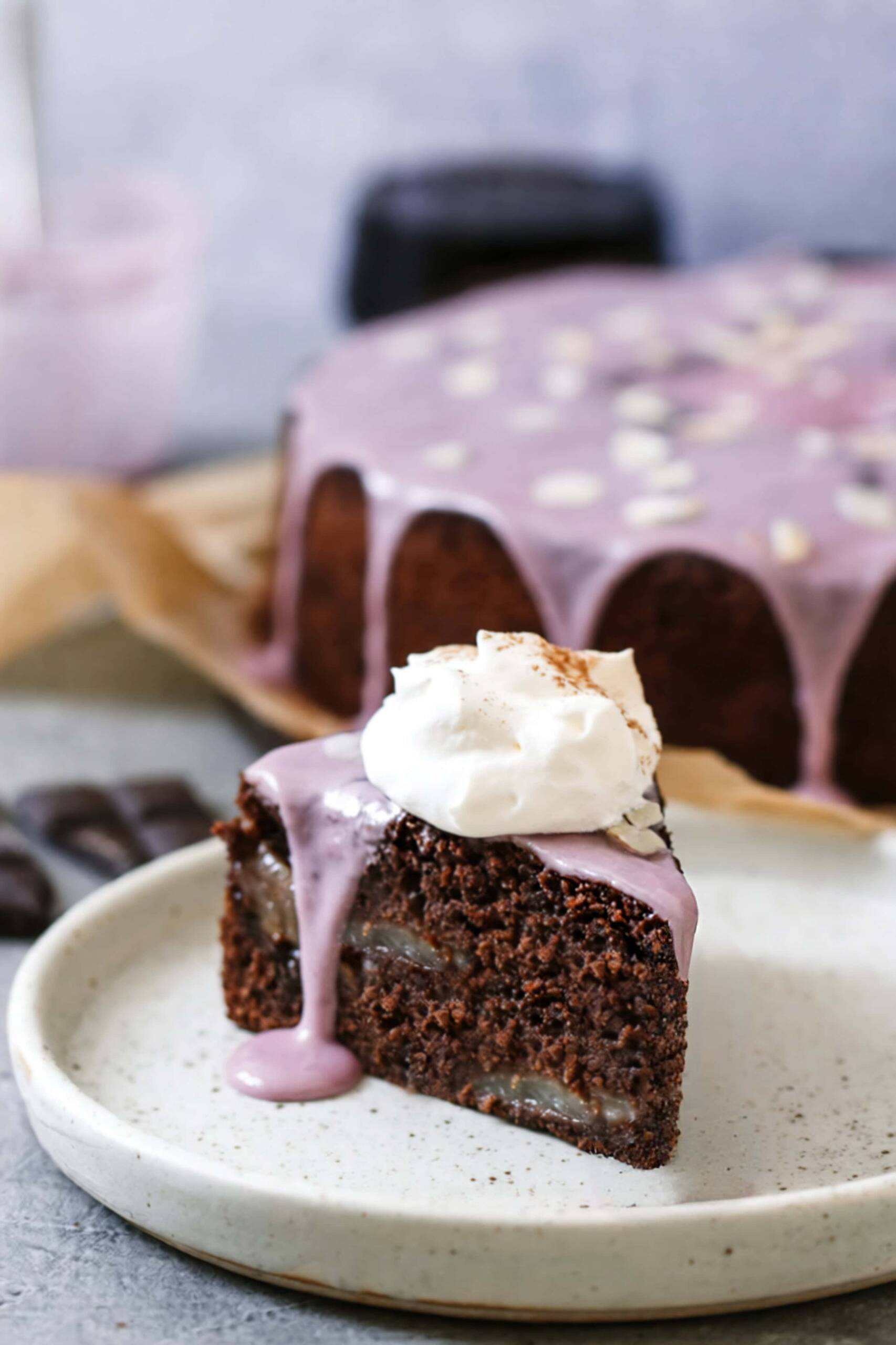 ein Stück saftiger Pfälzer Rotweinkuchen mit Birnen serviert mit Sahne 