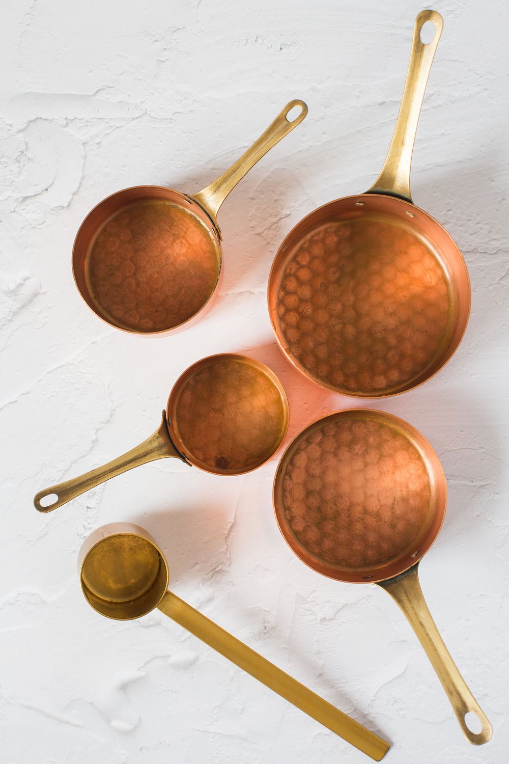 Kupferpfannen auf weissem Hintergrund