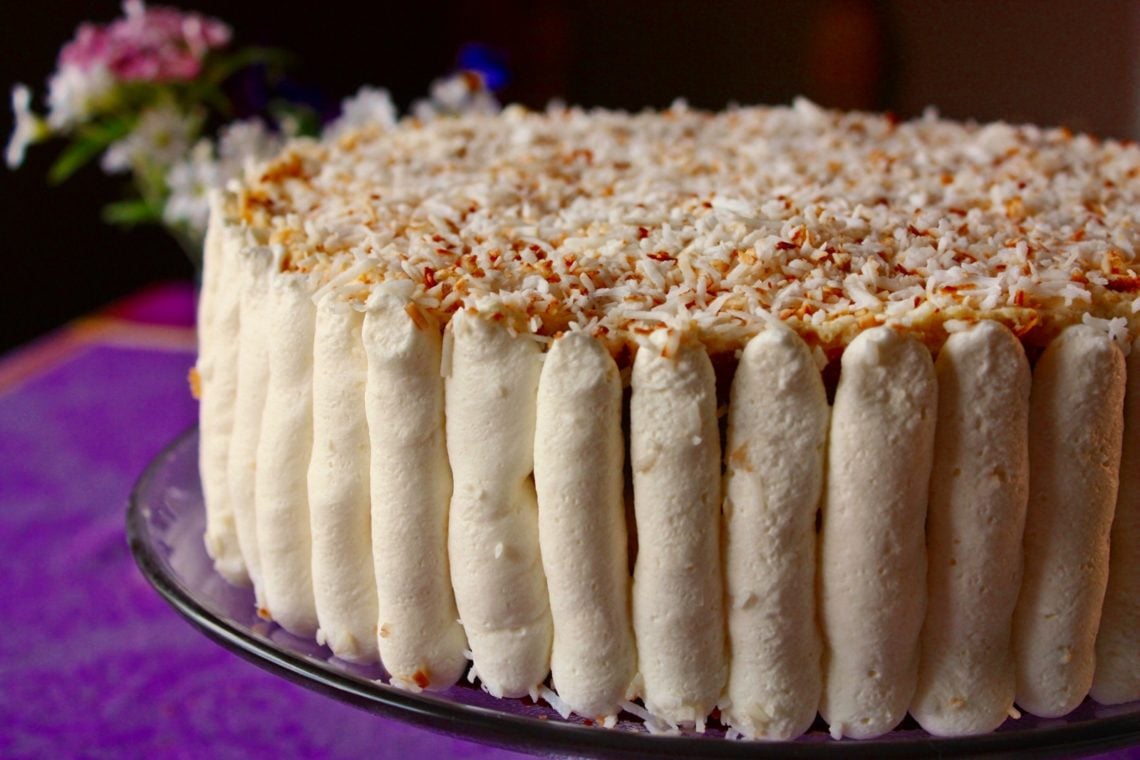 Omas Beste Raffaello Torte auf einem Tortenteller