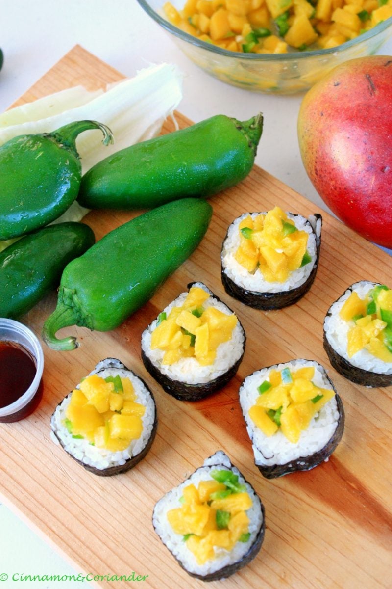 Latin Fusion Sushi mit Frischkäse, Avocado und Mango Jalapeño Topping