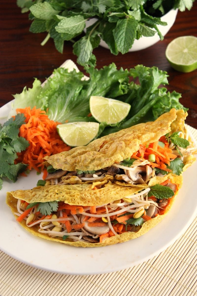 Vegane Knusprige Vietnamesische Crepes aus Reismehl mit Gemüsefüllung auf einem weißen Teller