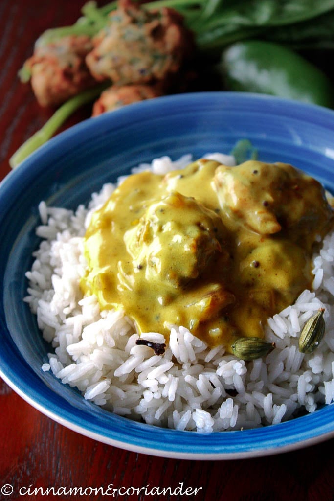 Indisches Joghurt Curry mit Spinat Pakoras- Punjabi Kadhi Pakora