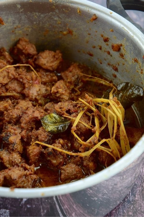 Rindfleisch Rendang köchelt in einem Topf 