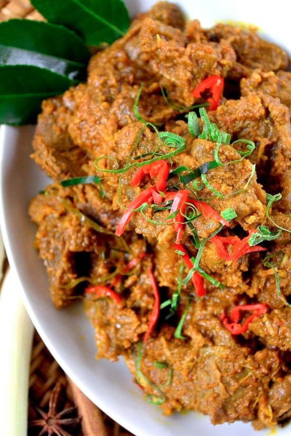 Rindfleisch Rendang auf einer weißen Servierplatte