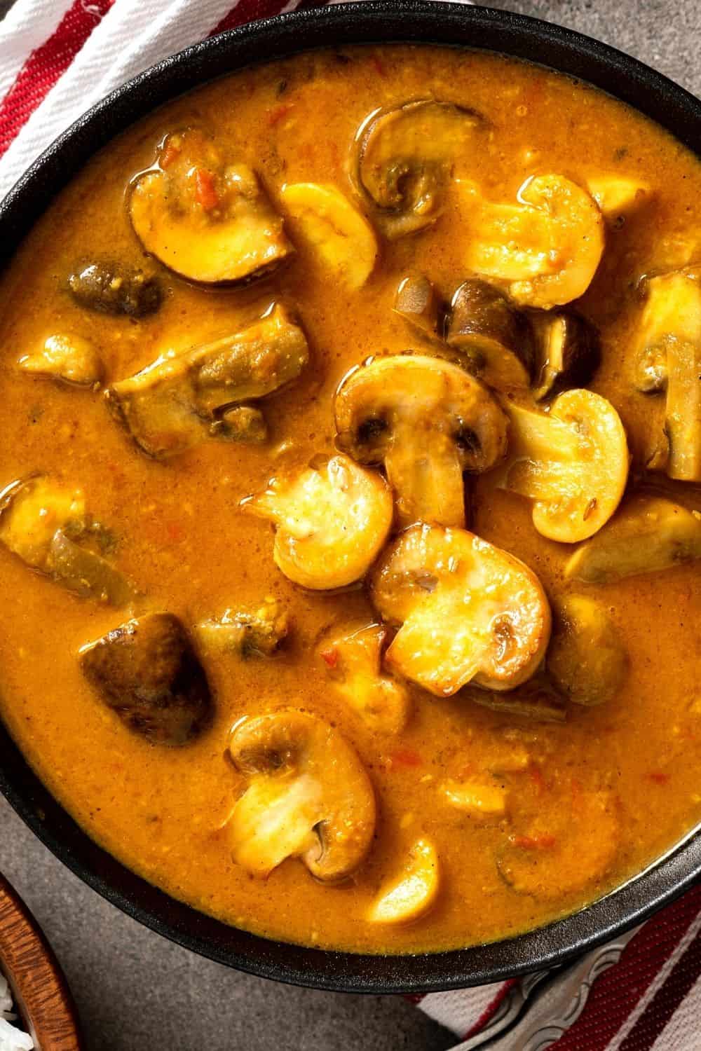 vegetarisches Pilz Curry mit Champignons in einer cremigen Sauce 
