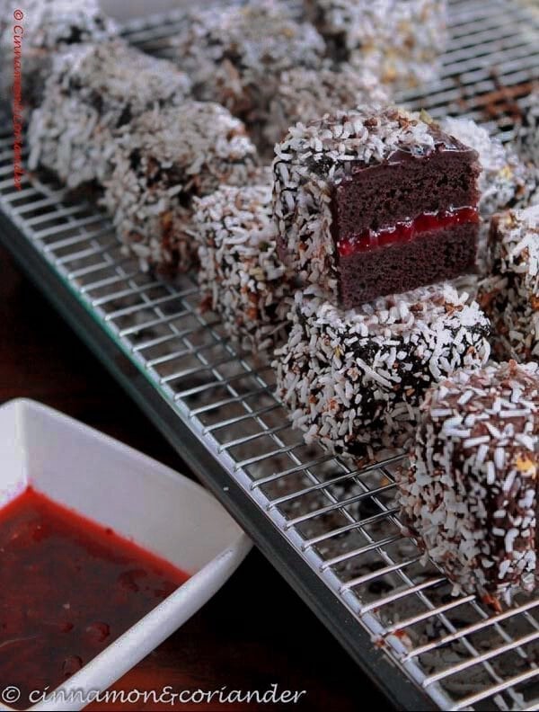 schoko kokos würfel mit kirsch füllung auf einem Gitter 