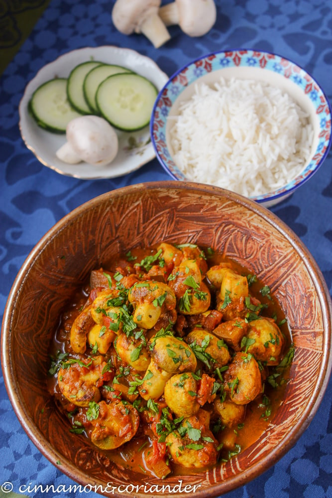 Vegetarisches indisches Tikka Masala Curry mit Pilzen serviert mit Reis