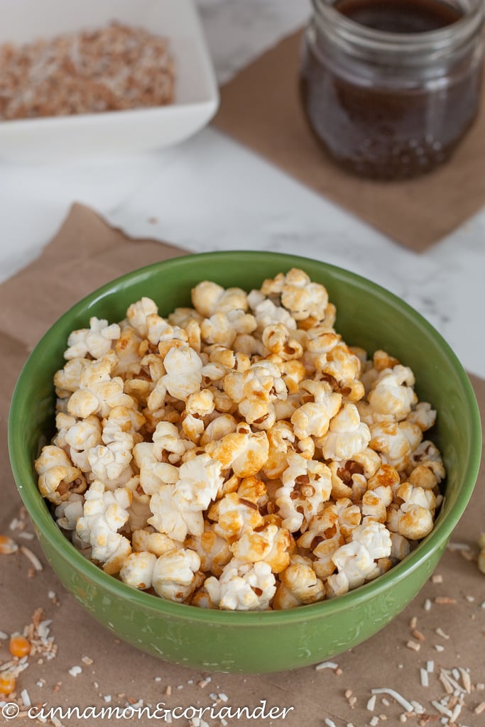 Veganes Karamell Popcorn mit Kokoskaramell in einer grünen Schüssel