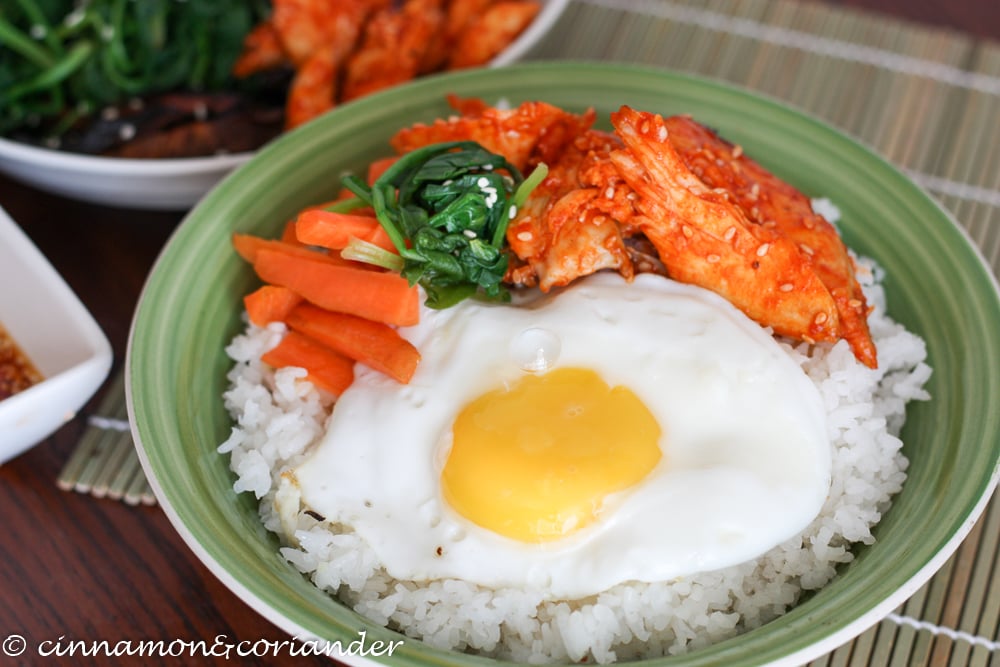 Einfaches Rezept für gesundes Koreanisches Bibimbap mit scharfem mariniertem Hähnchen und Ei