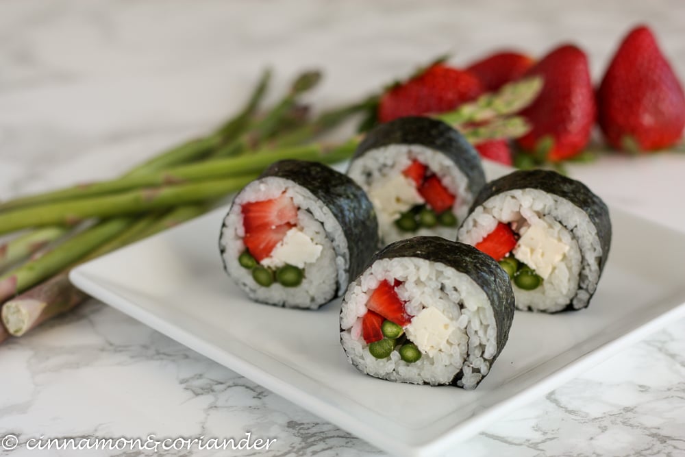 selbstgemachtes vegetarisches Sushi mit Erdbeeren Spargel und Feta
