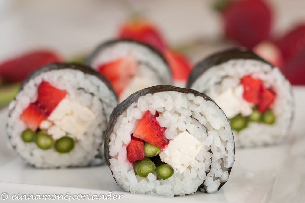 vegetarisches maki sushi mit Erdbeeren Spargel und Feta auf einem kleinen Teller