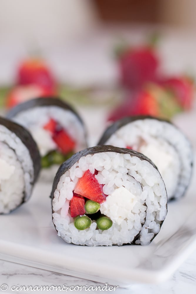 Vegetarisches Sushi mit Erdbeeren Spargel und Feta auf einem Teller