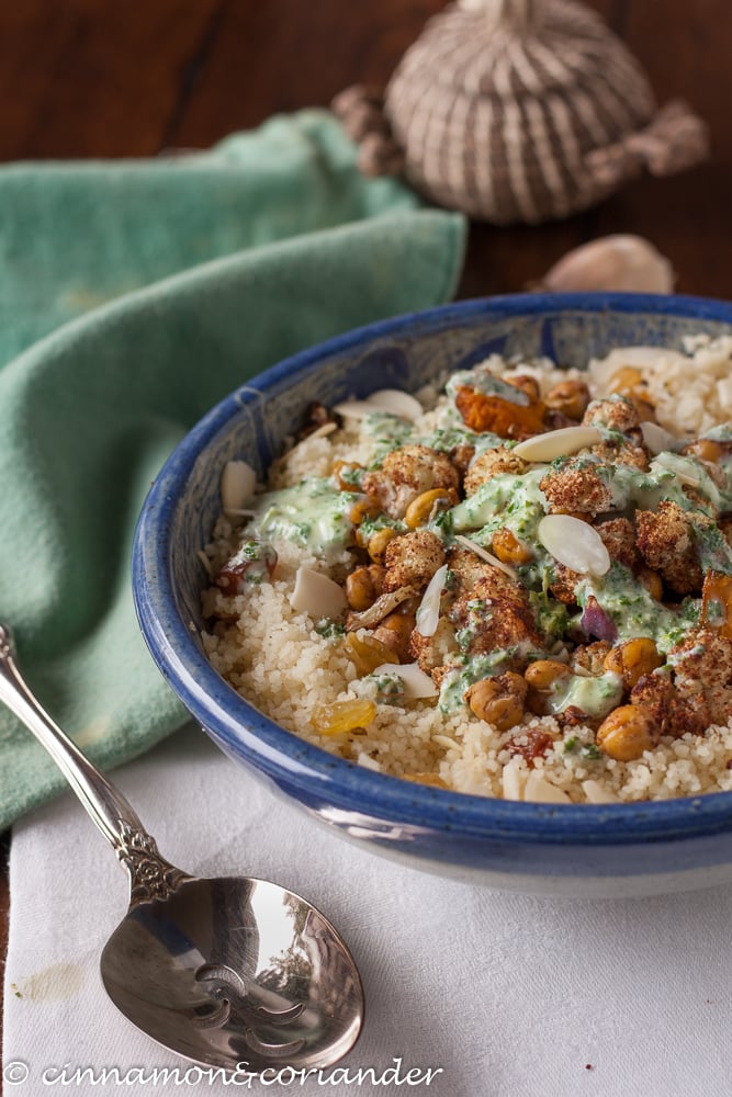 Veganer Couscous Bowl mit orientalischem Ofengemüse & Tahini Minz Sauce