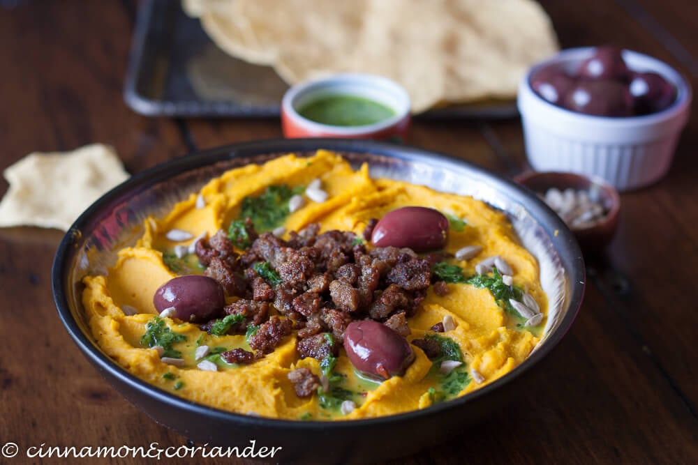 Kürbis Hummus mit Lammhack und Zitronen Petersiliensauce