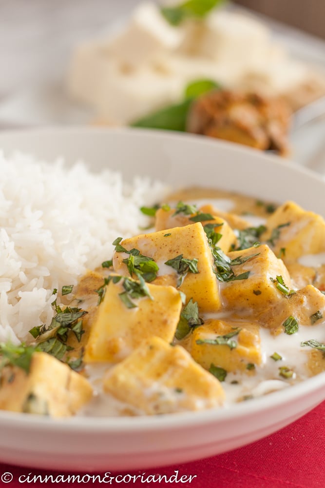 vegetarisches Indisches Mango Curry mit Joghurt und Paneer Käse auf Reis