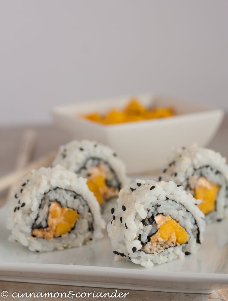 Inside-Out Sushi mit Mango, Knusper-Panko & Sriracha Mayo | Gesundes, veganes Sushi Rezept