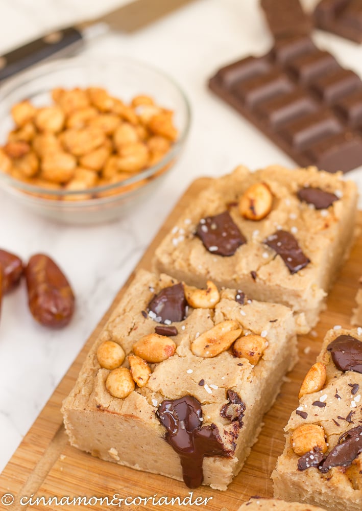 Bohnen Blondies mit Erdnussbutter & Schokolade | Vegan & Zucker-frei