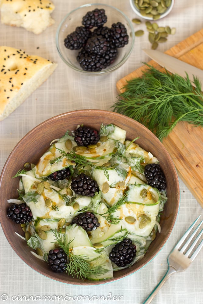 Cremiger Veganer Gurkensalat mit Dill, Brombeeren & Kürbiskernen