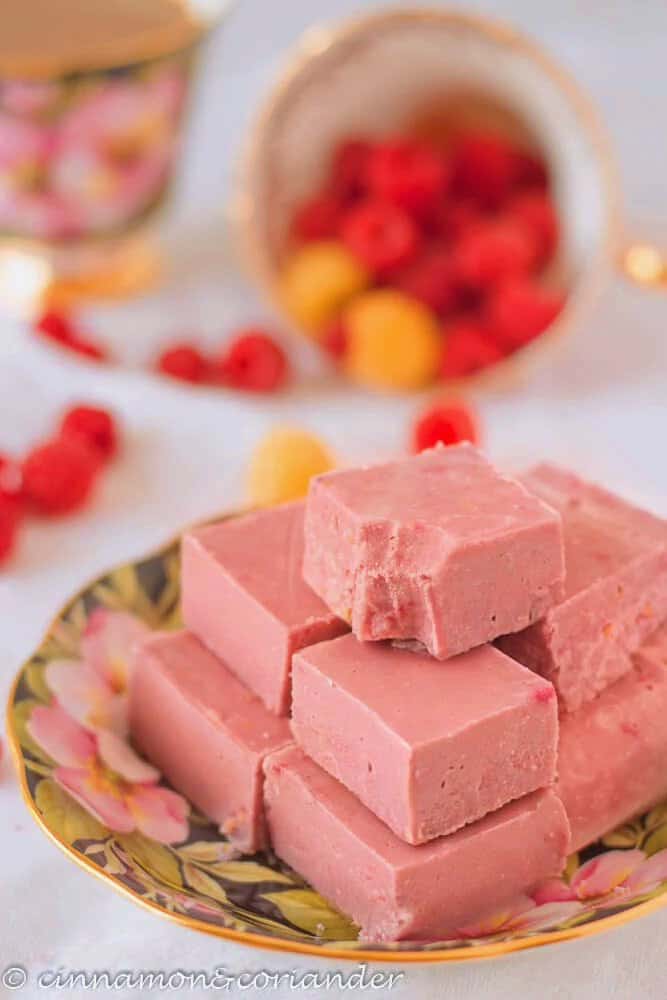 himbeer kokos fudge auf einem kleinen dessert teller