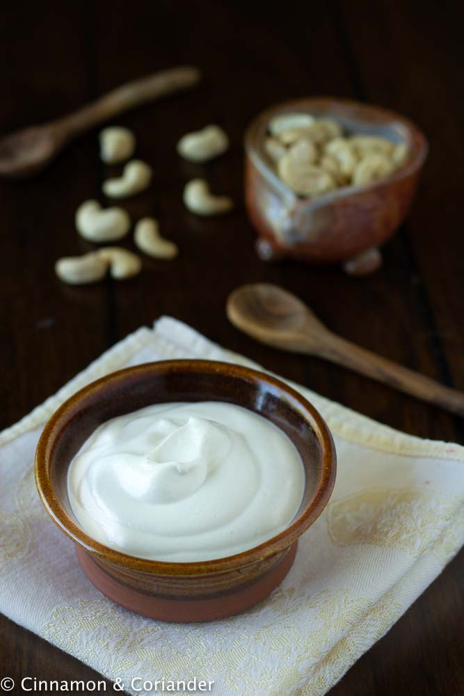 selbstgemachte vegane saure sahne in einer kleinen Keramikschüssel