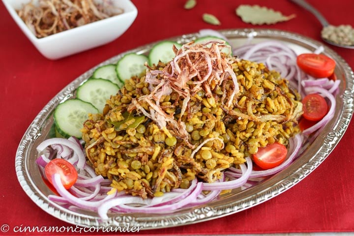 Mujaddara Arabisches Linsen Reis Gericht mit frittierten Zwiebeln bestreut auf einer silbernen Platte