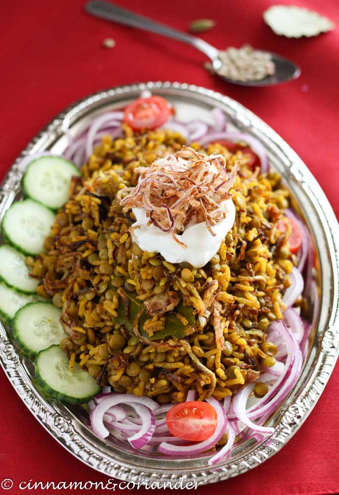 Mujaddara Arabischer Linsenreis auf einer silbernen Platte mit frittierten Zwiebeln und Kokosjoghurt