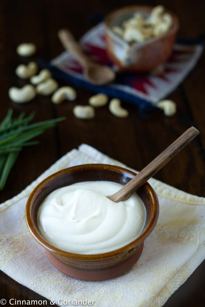 Selbstgemachte Vegane Saure Sahne aus Cashews in einer kleinen braunen Schale