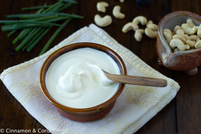 vegane saure Sahne mit Cashews in einer kleinen Schale